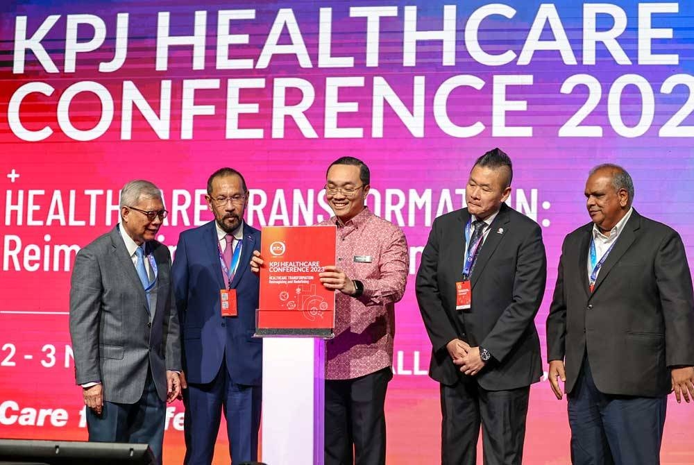 Norazman (tengah) merasmikan Persidangan Penjagaan Kesihatan KPJ bertemakan 'Healthcare Tranformation: Reimagining and Redefining' di Pusat Konvensyen Antarabangsa Putrajaya (PICC), pada Khamis. - Foto Bernama