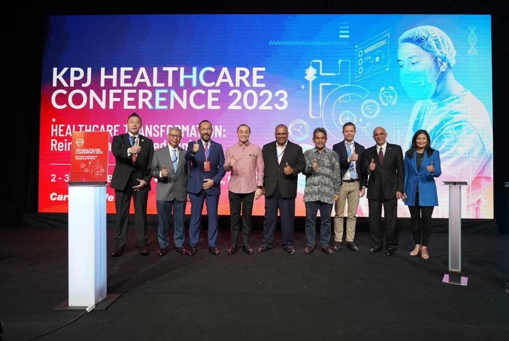 Chin Keat Chyuan (kiri), Prof Datuk Dr Azizi Omar (dua dari kiri), Datuk Syed Mohamed Syed Ibrahim (tiga dari kiri), Datuk Seri Norazman Ayob (empat dari kiri), Datuk Mohd Redza Shah Abdul Wahid bersama rakan usaha sama VSI Holomedicine® yang didayakan 5G.