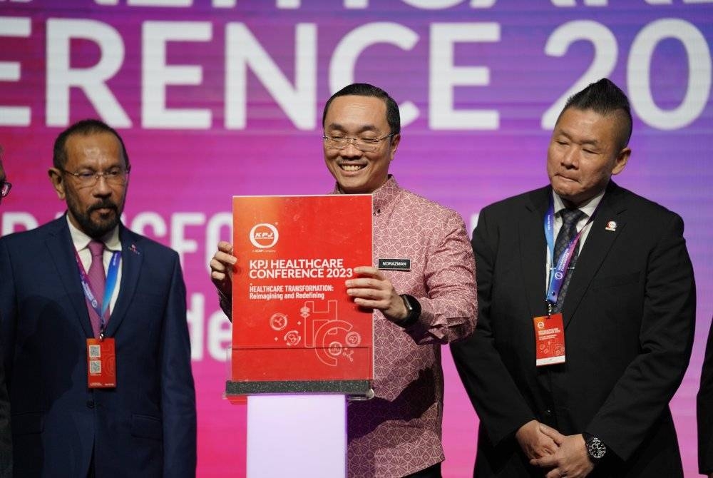 Timbalan Ketua Setiausaha (Kewangan) Kementerian Kesihatan Malaysia, Datuk Seri Norazman Ayob (tengah) merasmikan Persidangan KPJ Healthcare Kali Ke-24.