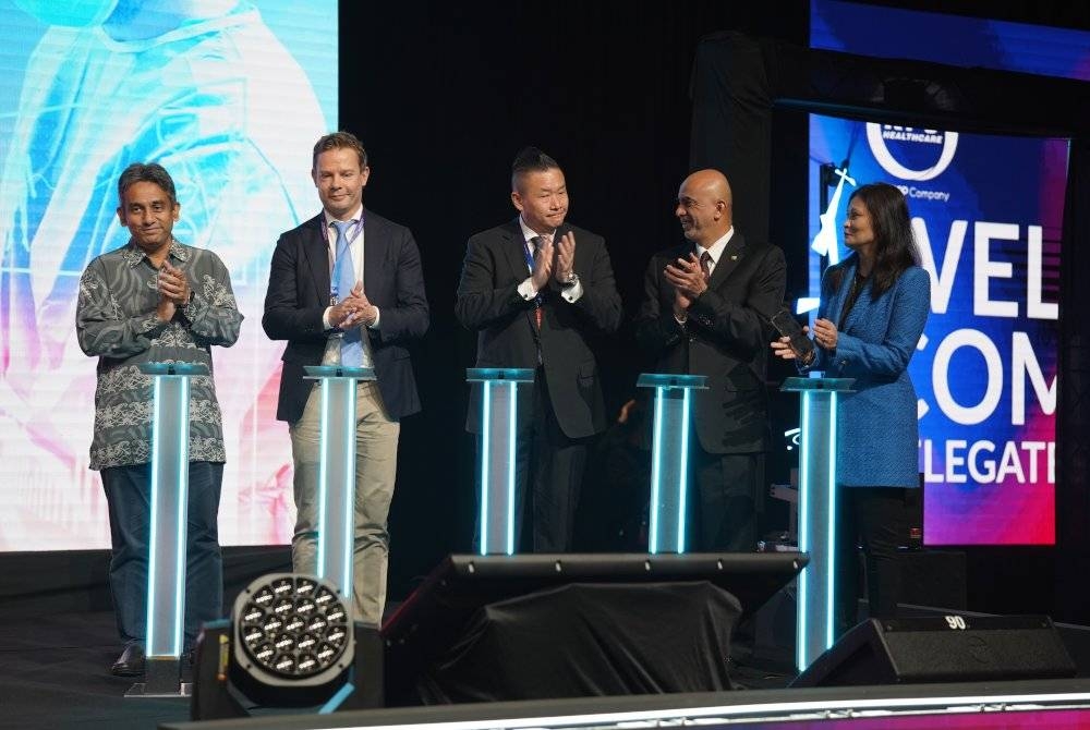 Chin Keat Chyuan (tiga dari kiri) merasmikan usaha perintis KPJ ke alam VSI Holomedicine® berdaya 5G.