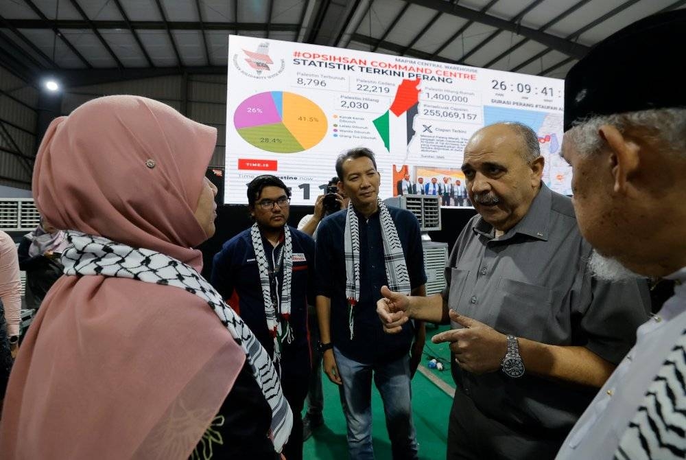 Fadhlina mendengar penerangan situasi di Gaza oleh Duta Palestin ke Malaysia Walid Abu Ali semasa hadir untuk menyerahkan sumbangan berupa barangan keperluan bagi bantuan kemanusiaan rakyat Palestin dari Yayasan Didik Negara di Pusat Gudang Majlis Perundingan Pertubuhan Islam Malaysia (MAPIM), pada Khamis. - Foto Bernama