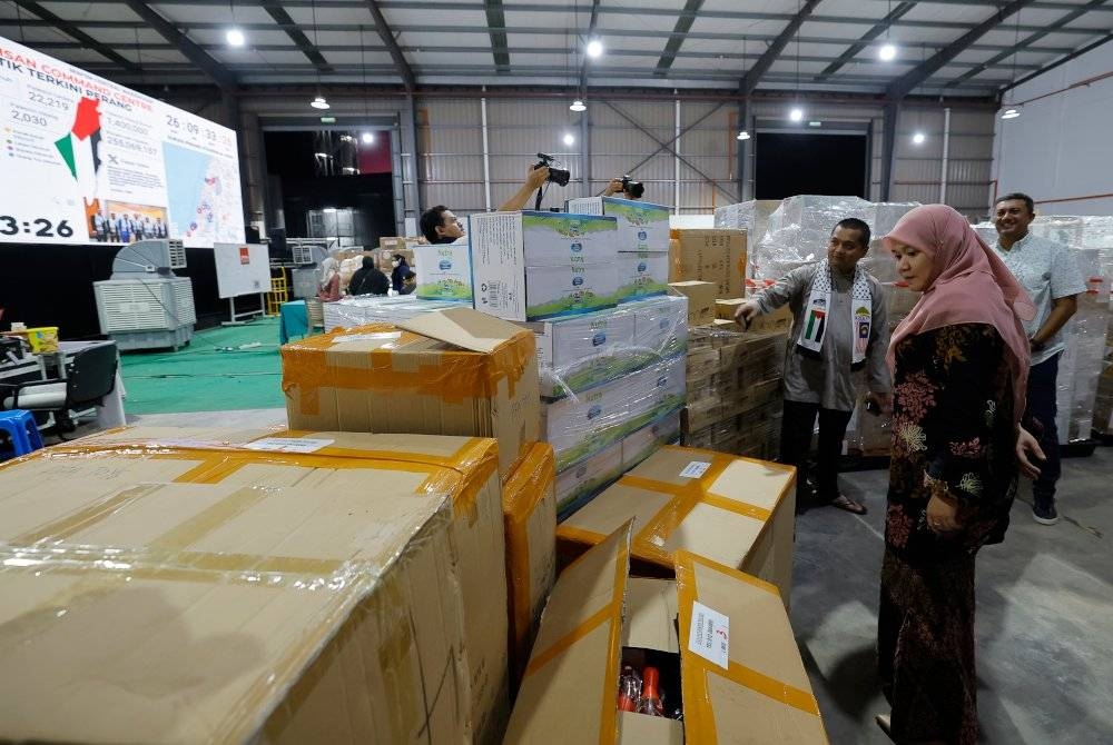 Fadhlina melihat sumbangan berupa barangan keperluan bagi bantuan kemanusiaan rakyat Palestin dari Yayasan Didik Negara di Pusat Gudang Majlis Perundingan Pertubuhan Islam Malaysia (MAPIM), pada Khamis. - Foto Bernama