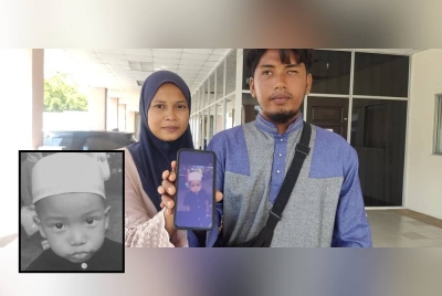 Nur Khairina bersama suaminya, Mohd Sufian Hosin menunjukkan gambar anak mereka, (Gambar kecil) Muhammad Syafiq Amsyar.