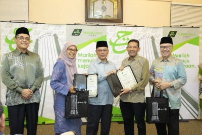 Mohd Na’im menyerahkan sijil penghargaan kepada pasangan suami isteri yang merupakan antara bekas Jemaah Haji Musim 1443H & 1444H yang menolak Bantuan Kewangan Haji.