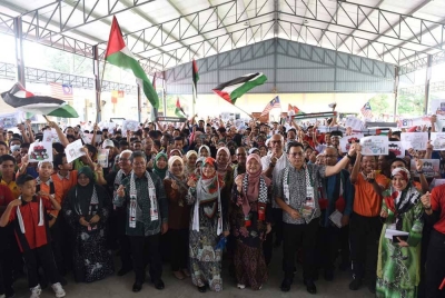 Fadhlina bersama tetamu jemputan, guru dan pelajar sewaktu program Minggu Solidariti Palestin di SMK Dato Ahmad Razali pada Khamis.