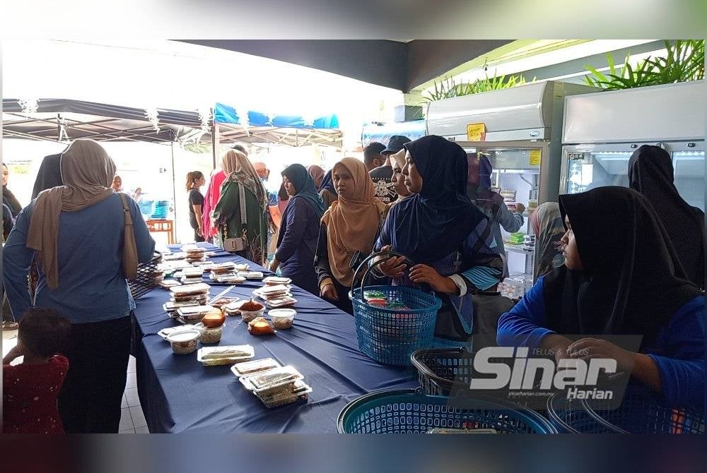 Para pelanggan tidak melepaskan peluang membeli makanan berharga RM3.