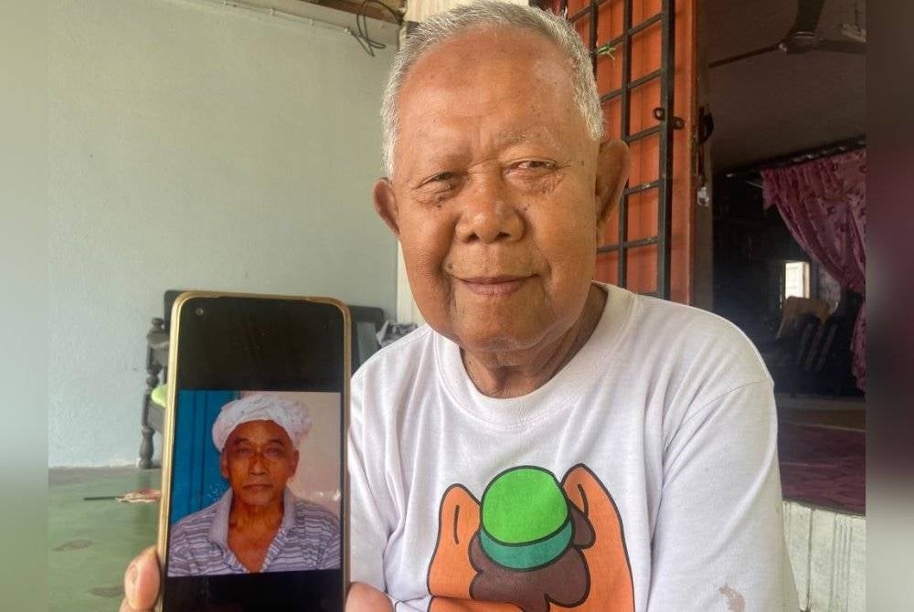 Mamat menunjukkan gambar Allahyarham Mat Yaakob Awang Besar yang dikongsi melalui media sosial.