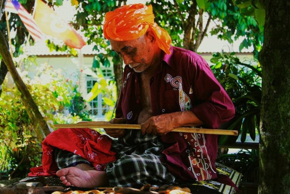 Allahyarham Mat Yaakob merupakan pelarik rotan yang disegani.