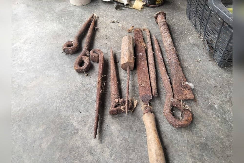 Peralatan yang digunakan Allahyarham Mat Yaakob dalam pembuatan rebana ubi.