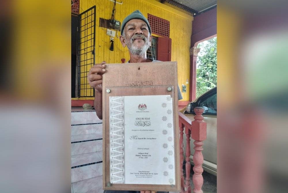 Sijil yang diterima Allahyarham Mat Yaakob sebagai Adiguru Kraf dalam pembuatan rebana ubi