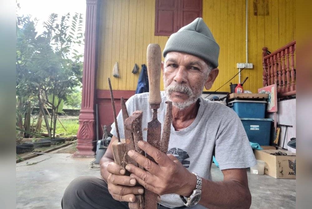 Husin menunjukkan peralatan membuat rebana ubi yang masih disimpan keluarga.