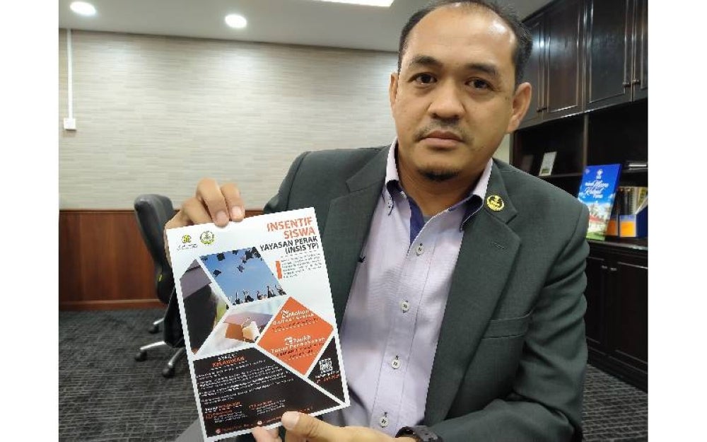 Mohamad Hidayat risalah maklumat Insentif Siswa-YP yang membantu anak negeri melanjutkan pengajian ke IPT.