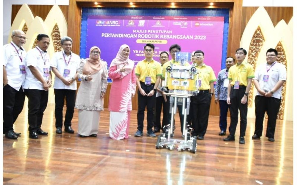 Fadhlina tertarik dengan hasil kreativiti pelajar yang menyertai Pertandingan Robotik Kebangsaan Peringkat Akhir 2023.