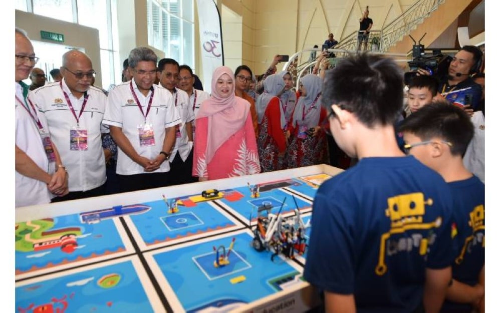 Fadhlina melihat aksi robot yang dihasilkan salah satu pasukan yang menyertai Pertandingan Robotik Kebangsaan Peringkat Akhir 2023 di Johor Bahru pada September.