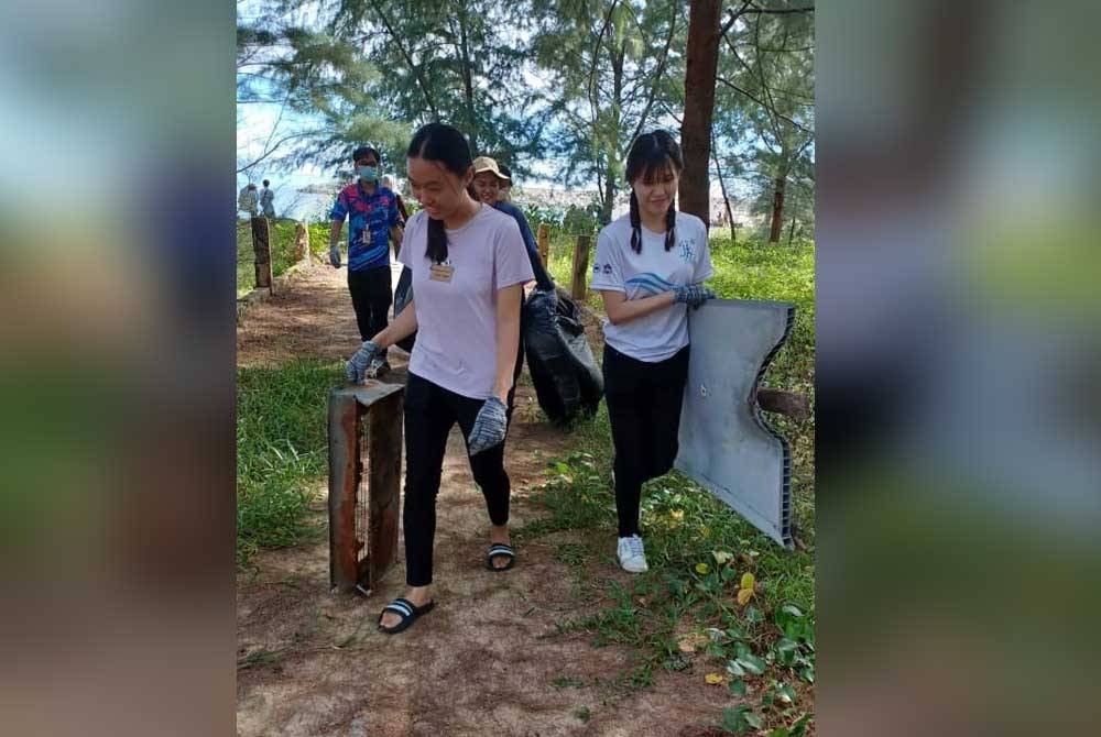 Antara peserta yang melalukan aktiviti mengutip sampah di Pantai Tok Jembal