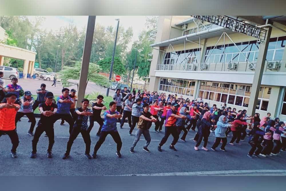 Antara peserta yang menyertai senamrobik pada program program Integrity Beach Clean Up 3.0