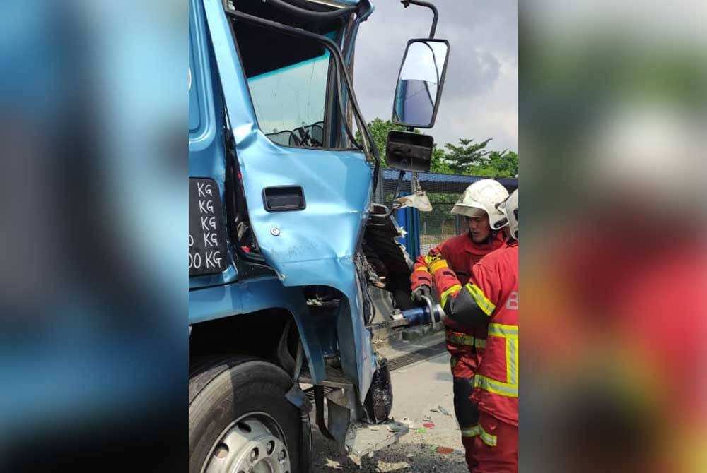 Anggota bomba mengeluarkan mangsa yang tersepit dalam kemalangan di Plaza Tol Kapar di Lebuhraya Pintasan Selat Kelang Utara Baru dekat sini pada Jumaat.