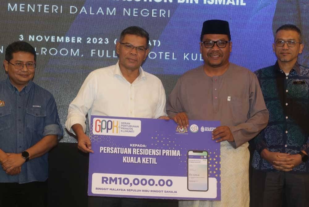 Saifuddin menyampaikan Geran Prihatin Komuniti kepada salah seorang penerima di Kulim pada Jumaat.