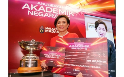 Dr Adeeba memperlihatkan kejayaannya menerima anugerah Tokoh Akademik Negara sempena AAN ke-15 di Kuala Lumpur pada Selasa.