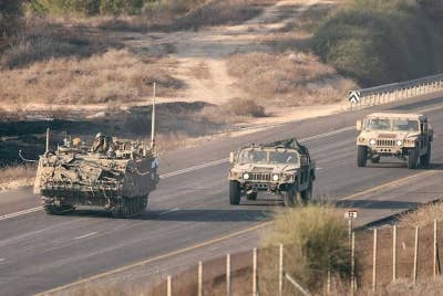 Konvoi tentera Israel bergerak di sepanjang sempadan antara Israel dan Semenanjung Gaza pada 2 November 2023, di tengah-tengah pertempuran berterusan antara Israel dan pergerakan Hamas Palestin. (Foto oleh JACK GUEZ / AFP)