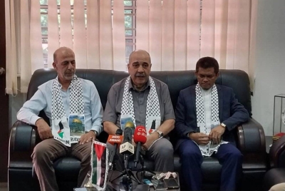 Walid (tengah) dalam sidang akhbar di pejabat Kedutaan Palestin, Kuala Lumpur pada Jumaat.