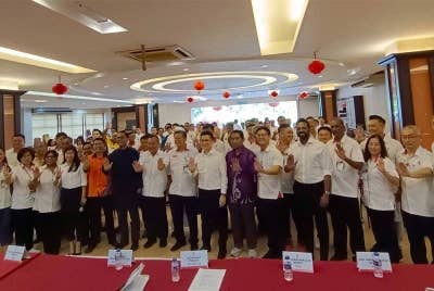 Kah Woh (lapan dari kanan) dan Kok Yew (sembilan dari kanan) bersama pimpinan PH Kedah dan perwakilan DAP yang hadir pada Konvensyen DAP Kedah pada Jumaat.