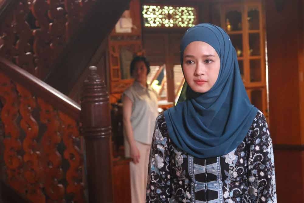 Kemunculan wanita bernama Nasreen ini menjadi titik tolak gangguan keluarga Win.