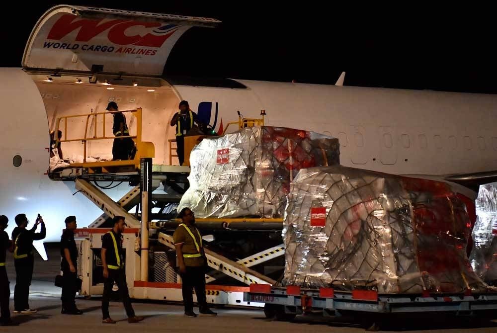 Penghantaran pertama barangan bantuan kemanusiaan untuk rakyat Palestin dijadual dihantar ke Lapangan Terbang Antarabangsa Al-Arish Mesir melalui penerbangan kargo pada Jumaat.- Foto Bernama