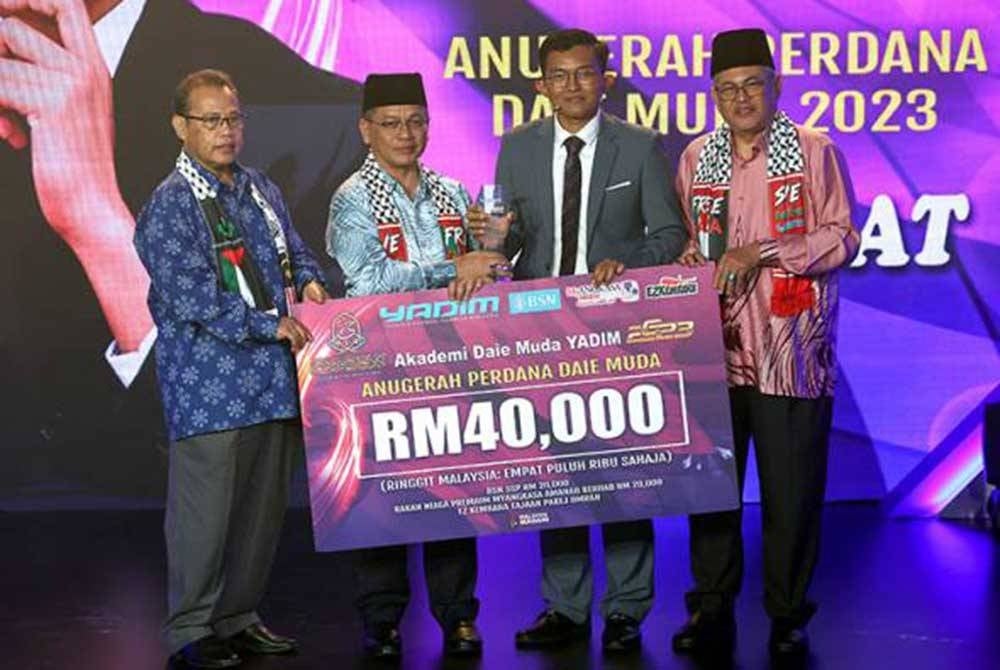 Mohd Na'im menyampaikan Anugerah Perdana Daie Muda kepada Khairul Aizat (dua dari kanan) pada Pentas Akhir Akademi Daie Muda Yadim 2023 di Auditorium Angkatan Koperasi Malaysia Berhad, Kuala Lumpur. - Foto Bernama