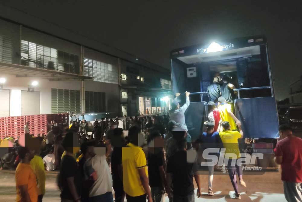 JIM Selangor menahan 245 warga asing dalam serbuan di sebuah gudang barangan di Seksyen 22, Shah Alam pada Sabtu.