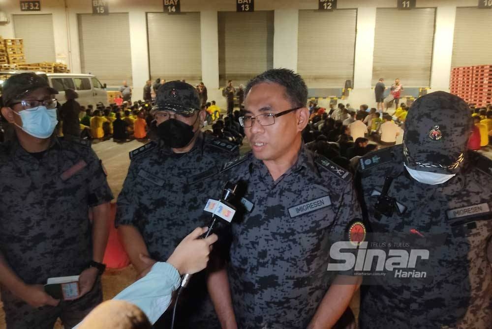 Khairrul Aminus ketika ditemui pemberita di lokasi serbuan di sebuah gudang barangan di Seksyen 22, Shah Alam.