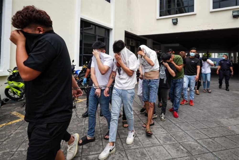 Seramai 13 individu termasuk empat remaja bawah umur mengaku tidak bersalah di Mahkamah Majistret George Town atas pertuduhan memiliki dadah dalam satu kejadian 12 Februari lepas. - Foto Bernama