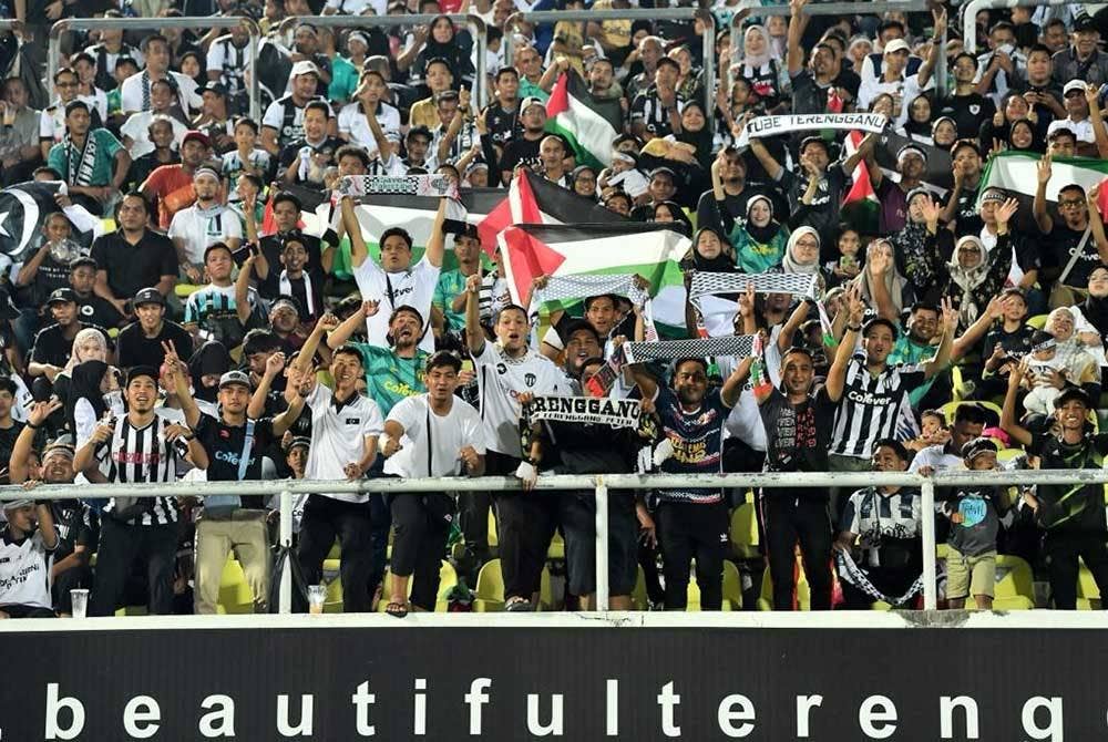 Antara penyokong yang hadir menunjukkan tanda solidariti terhadap Palestin dengan mengibarkan bendera negara itu