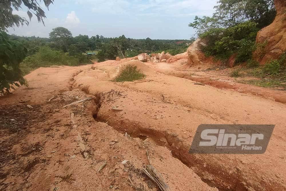 Keadaan sebahagian tanah kebun milik keluarga Wan Udani yang dahulunya dipenuhi pelbagai jenis pokok kini gondol dan tidak lagi sesuai untuk ditanam semula.
