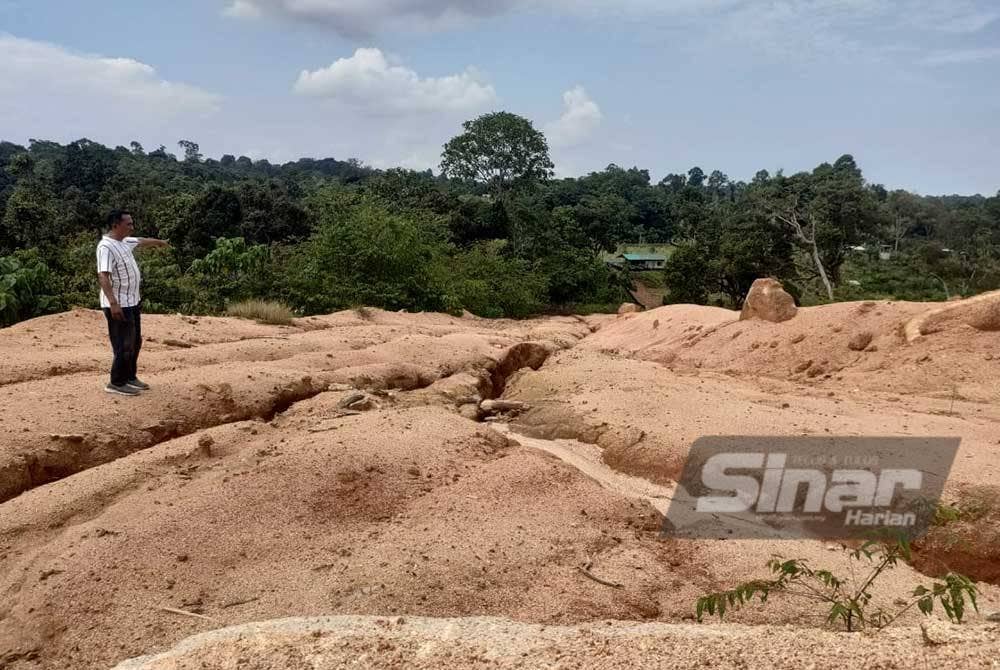 Wan Udani menunjukkan keadaan tanah kebun milik keluarganya yang gondol akibat ditarah pihak lain tanpa pengetahuan mereka.