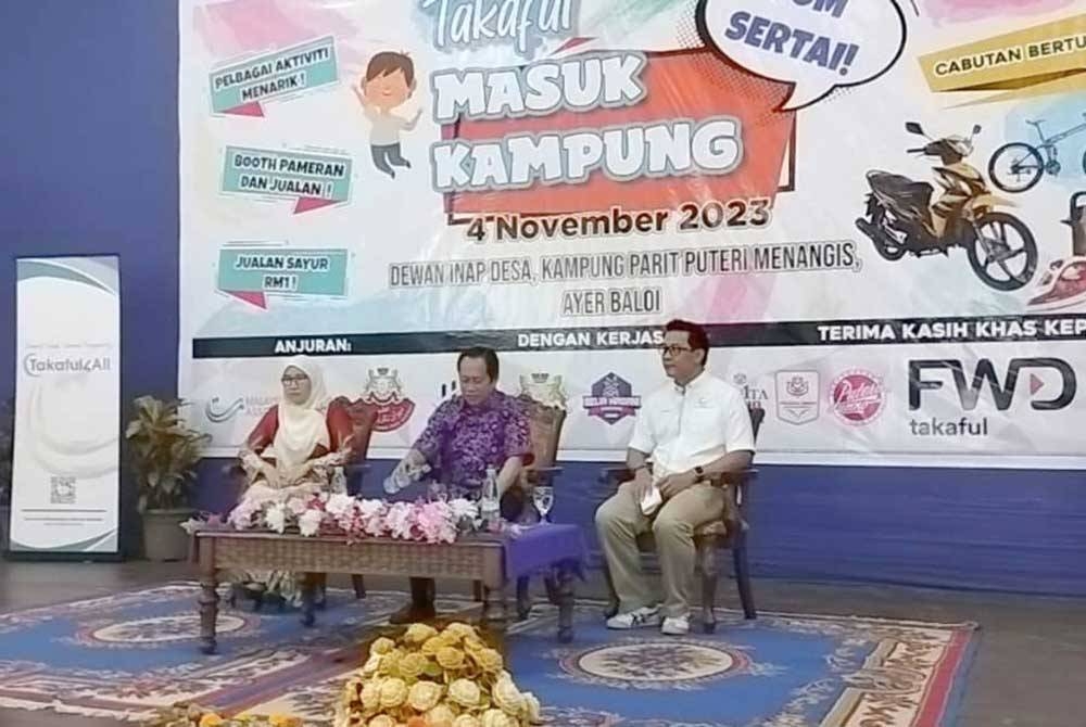 Ahmad Maslan (tengah) hadir Program Takaful Masuk Kampung di Dewan Homestay Kampung Puteri Menangis, Ayer Baloi pada Sabtu.