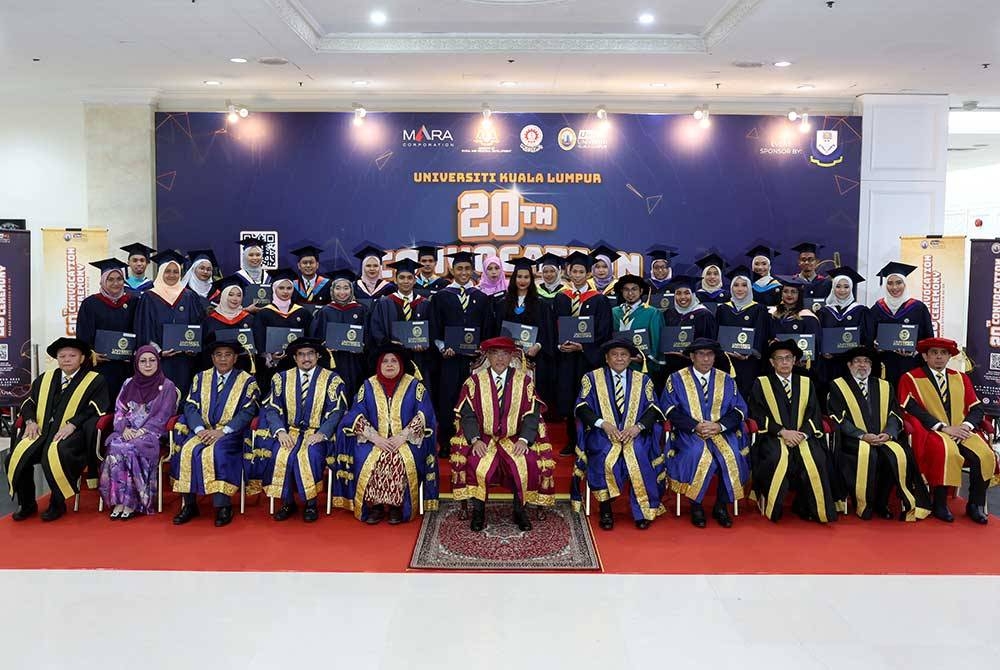 Yang di-Pertuan Agong, Al-Sultan Abdullah Ri'ayatuddin Al-Mustafa Billah Shah (duduk, tengah) berkenan bergambar ketika berangkat pada Konvokesyen ke- 20 Universiti Kuala Lumpur di Pusat Dagangan Dunia Kuala Lumpur (WTC KL ) hari ini.
Turut hadir, Timbalan Menteri Kemajuan Desa dan Wilayah Datuk Rubiah Wang, Setiausaha Kementerian Kemajuan Desa dan Wilayah Datuk Seri Ramlan Haron.