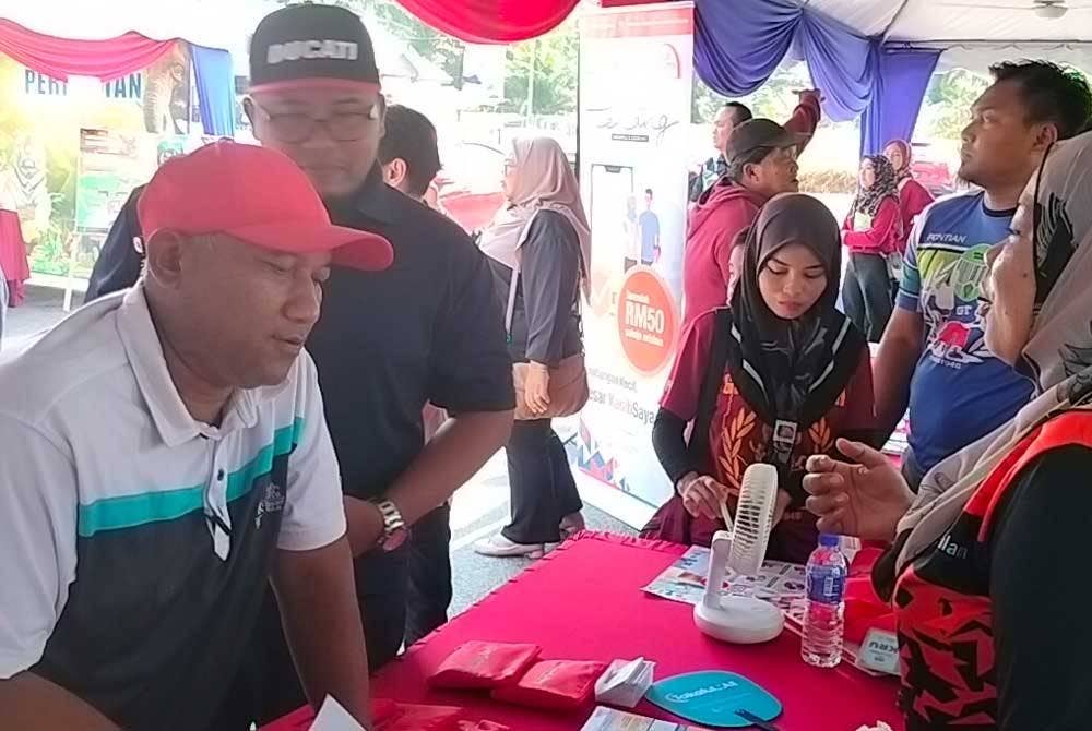 Orang ramai mendapatkan maklumat berkaitan insurans dan takaful pada Program Takaful Masuk Kampung di Dewan Homestay Kampung Puteri Menangis, Ayer Baloi, pada Sabtu.