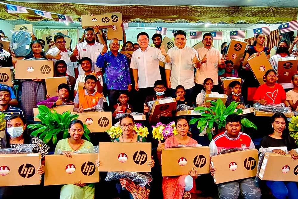 Seramai 50 murid-murid menerima komputer riba sumbangan Ahli Parlimen Teluk Intan, Nga Kor Ming dan ADUN Pasir Berdamar, Woo Kah Leong.