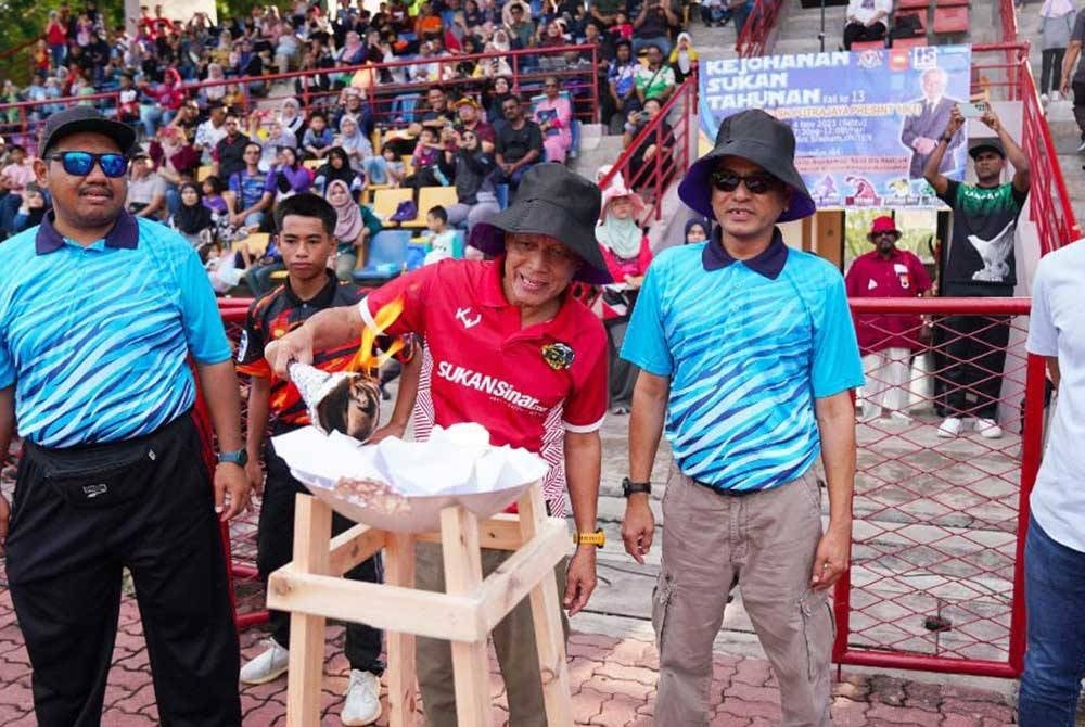Nasir (dua dari kiri) merasmikan Kejohanan Olahraga Tahunan Kali ke-13, Sekolah Kebangsaan Putrajaya Presint 18(1) di stadium mini Uniten pada Sabtu. - Foto Rosli Talib