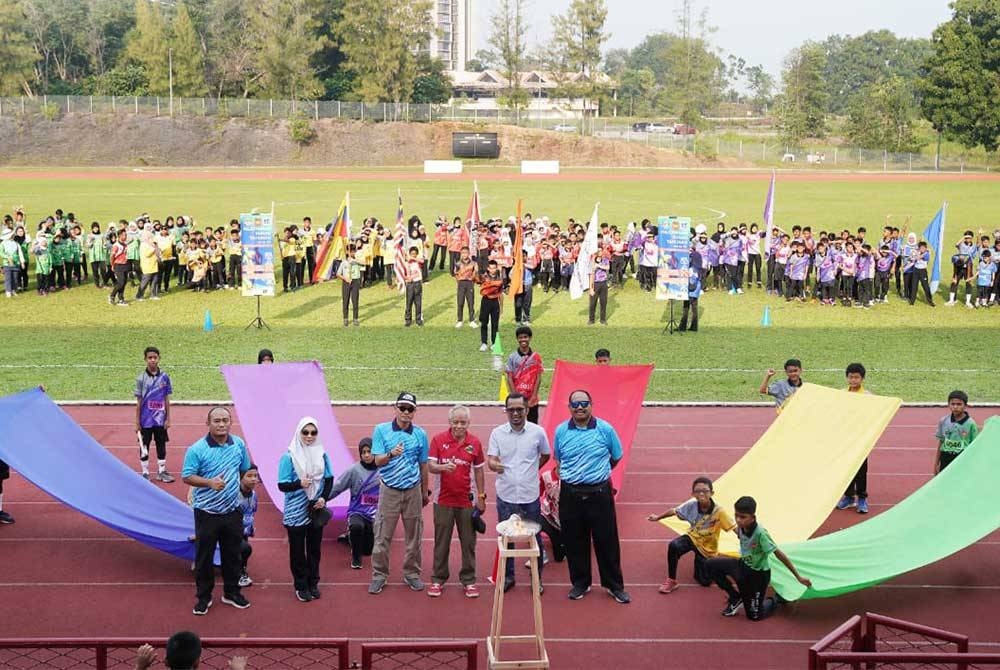 Nasir (tiga dari kanan) dan Che Rozi (tiga dari kiri) bergambar bersama barisan guru dan murid SK Putrajaya Presint 18 (1). - Foto Rosli Talib
