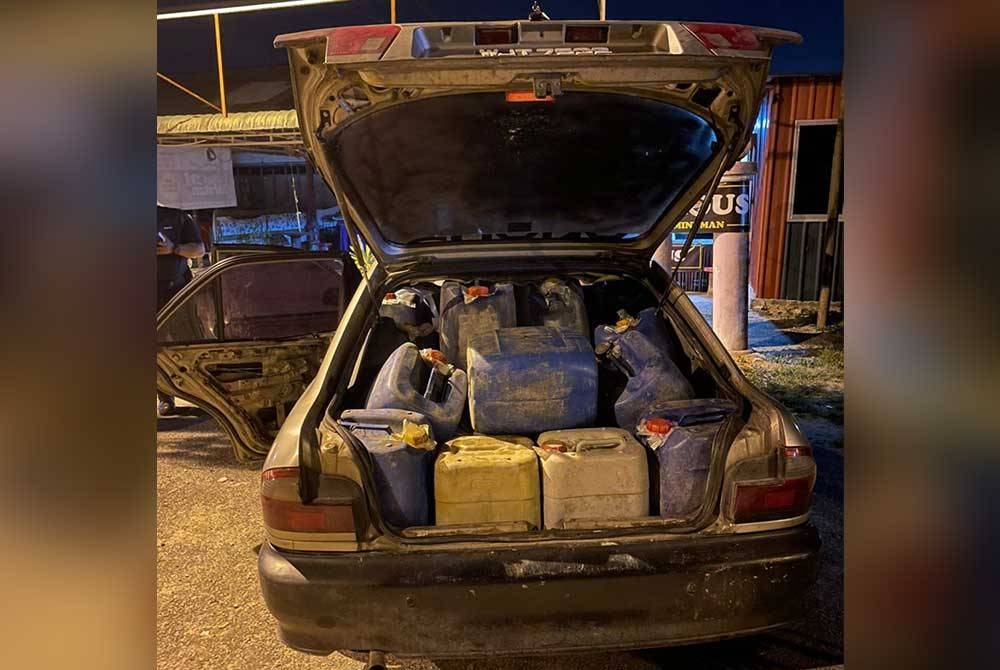 Tong-tong jerikin mengandungi petrol yang disumbat di dalam sebuah kereta.