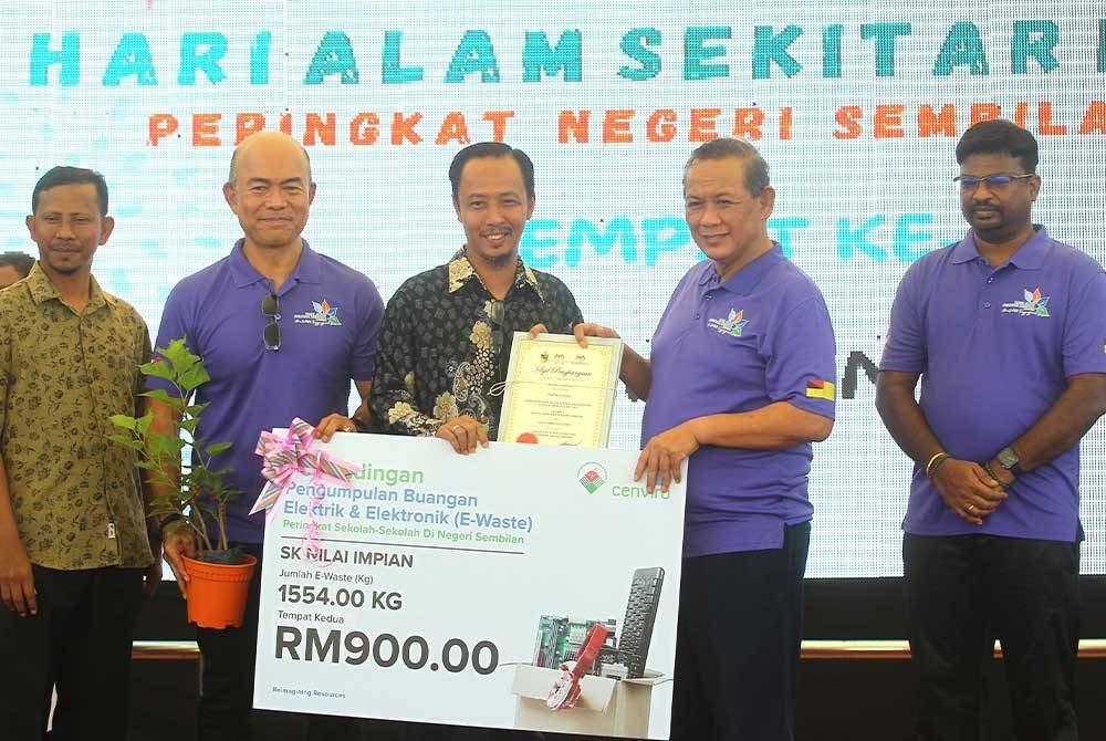 Aminuddin (dua dari kanan) menyampaikan hadiah kepada pemenang sempena Sambutan Hari Alam Sekitar 2023 peringkat Negeri Sembilan.