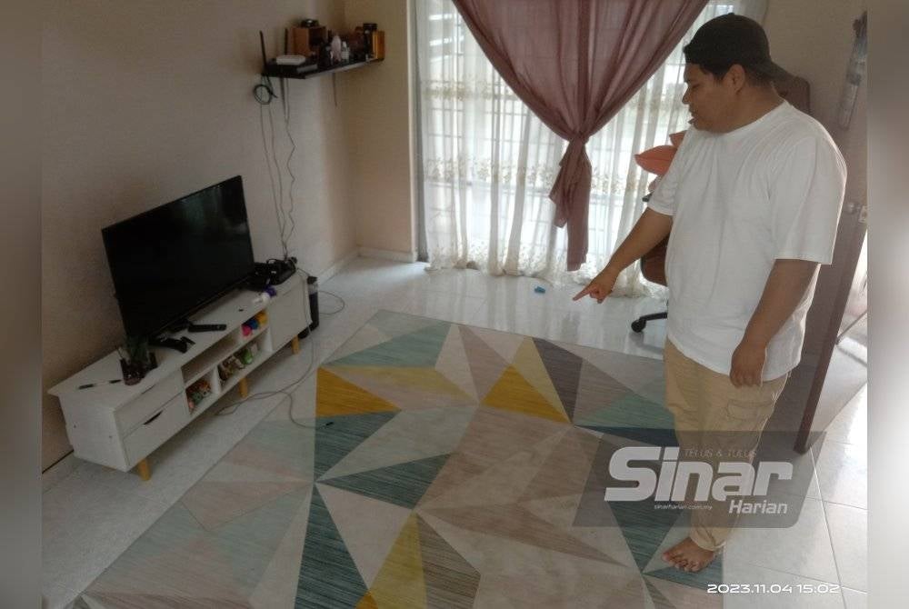 Mohamad Aris menunjukkan ruang tamu tempatnya tidur ketika rumahnya dipecah masuk penjenayah.