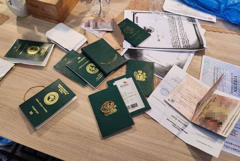 Antara dokumen palsu yang dirampas Jabatan Imigresen susulan tangkapan dua suspek warga Nigeria dan Ghana pada 25 Oktober lalu.