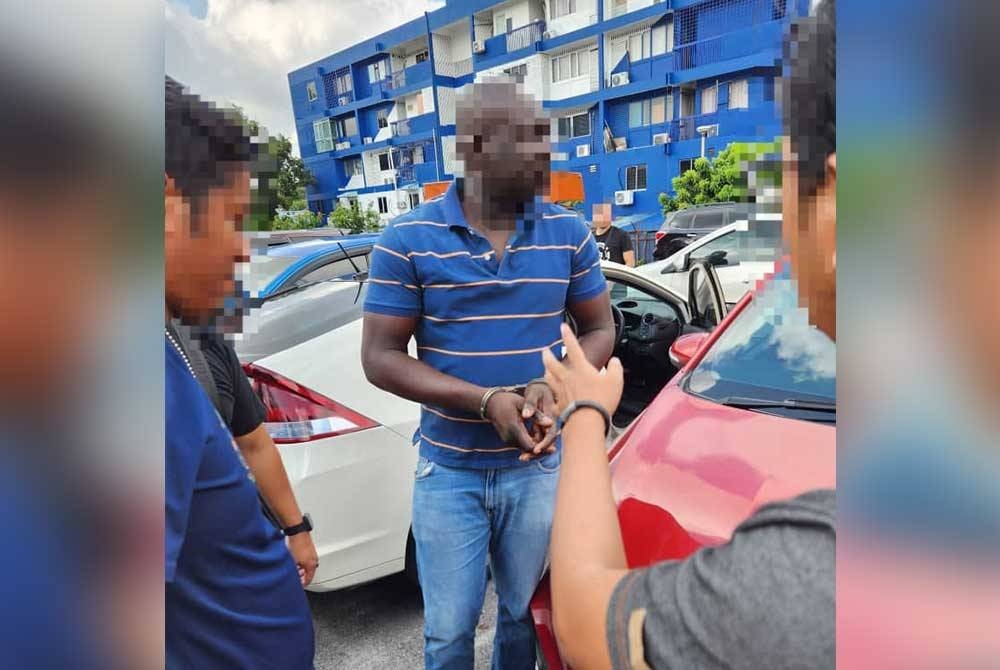 Lelaki warga Nigeria yang juga dalang sindiket pemalsuan dokumen diberkas JIM di Kajang, Selangor pada 25 Oktober lalu.