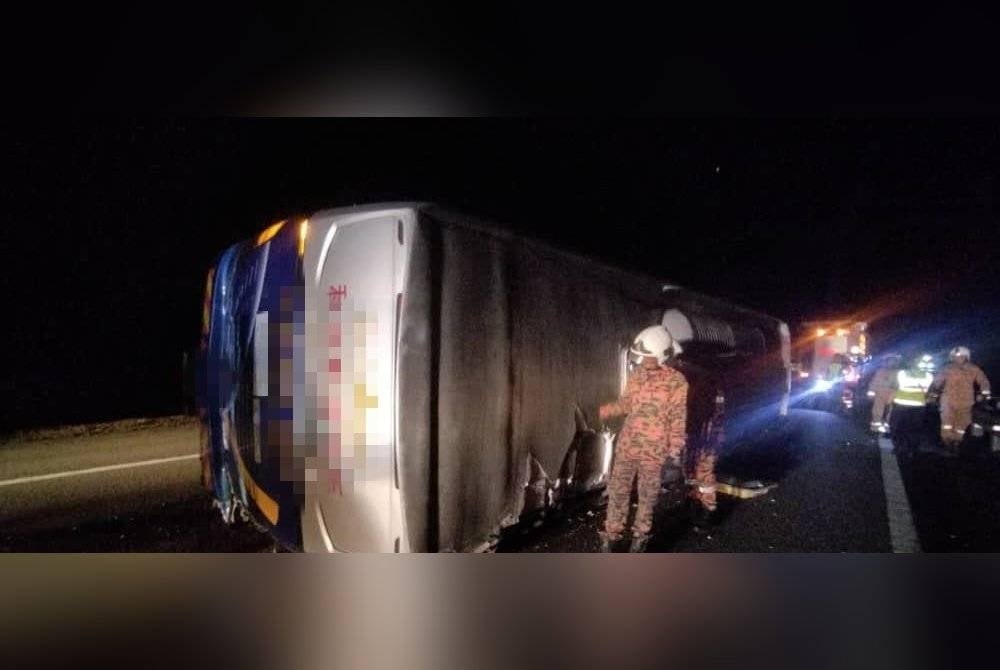 Sebelas penumpang terselamat selepas bas ekspres terbalik di KM51, Lebuhraya Utara-Selatan arah selatan pada pagi Sabtu. - Foto bomba