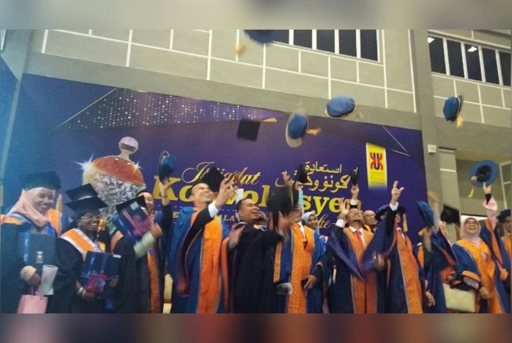 Graduan UMK meraikan kejayaan mereka sempena Istiadat Konvokesyen Ke-18 UMK pada Sabtu.