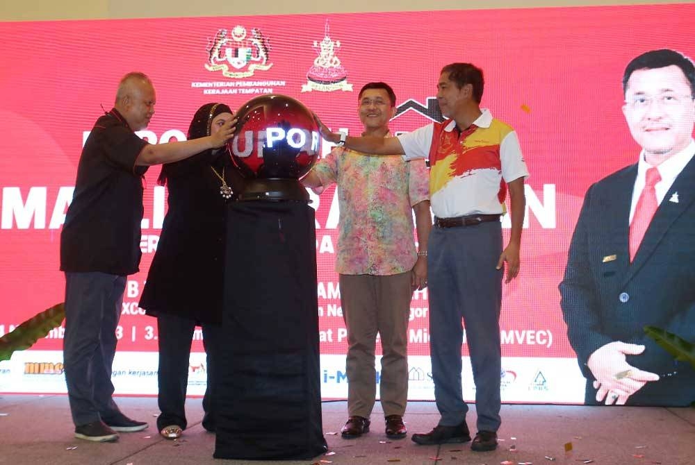 Borhan (dua dari kanan) pada Majlis Perasmian Expo Rumah BPEX di Mid Valley pada Sabtu.