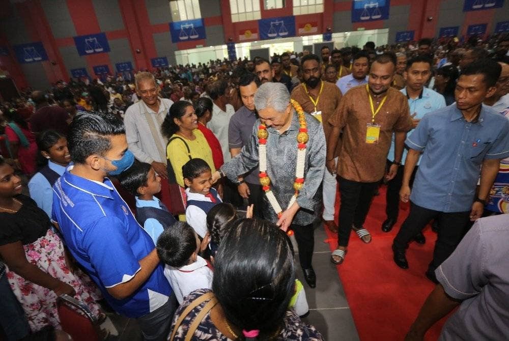 Ahmad Zahid menyantuni rakyat yang menghadiri Majlis Santunan Kasih Deepavali di Kompleks UMNO Bagan Datuk pada Sabtu.